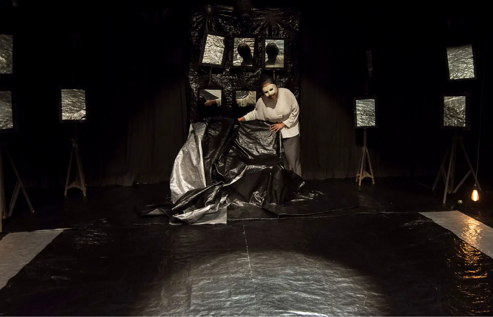 The use of mirrors in Pieces at Padatik Theatre